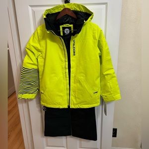 New boys Volcom snowboarding set sz XL.